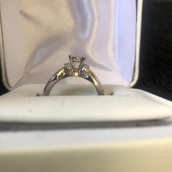 Engagement ring - Picture 3 of 4